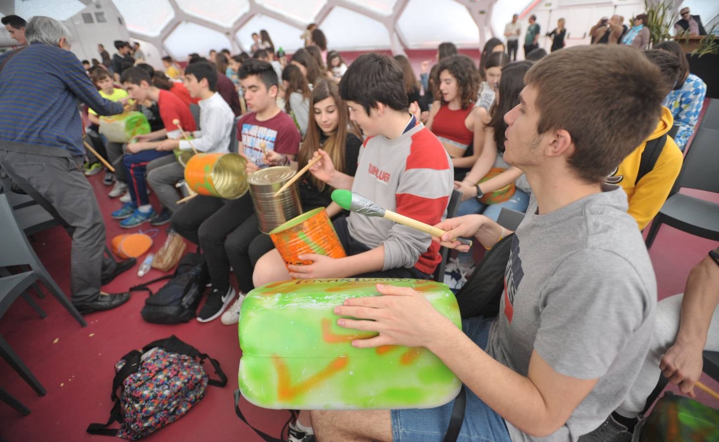 Mil estudiantes de Primaria y Secundaria, algunos de ellos llegados de Ávila, Segovia y Zamora, participan en la actividad con instrumentos que previamente han construido utilizando materiales reciclados en sus aulas