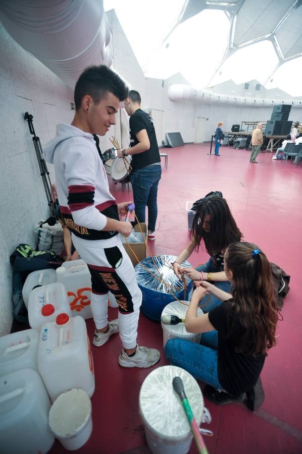 Mil estudiantes de Primaria y Secundaria, algunos de ellos llegados de Ávila, Segovia y Zamora, participan en la actividad con instrumentos que previamente han construido utilizando materiales reciclados en sus aulas