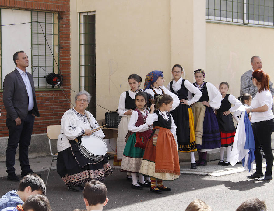 Fotos: Libros y danzas en el colegio Tello Téllez
