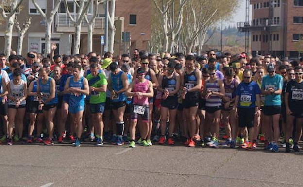 Preparados para la inminente salida del cross de la Policia. 