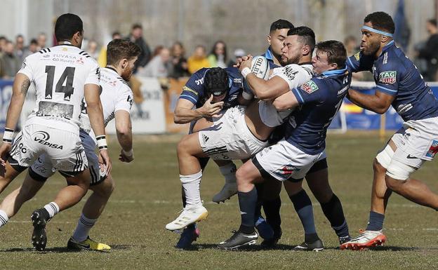 VRAC Quesos Entrepinares ante el SilverStorm El Salvador en el derbi vallisoletano de la Division de Honor de rugby. 