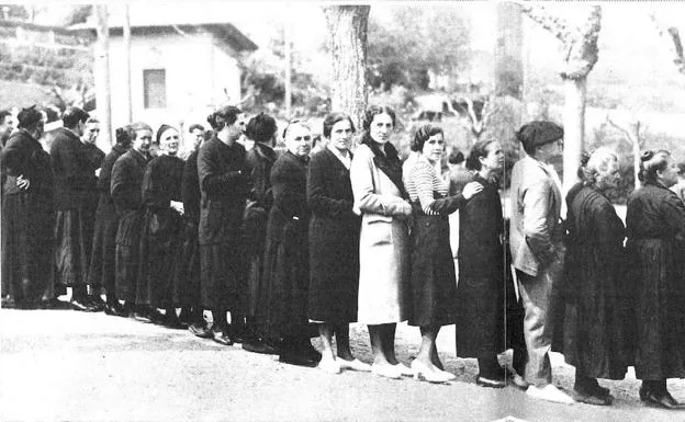 Colas de mujeres en un colegio electoral para votar en los comicios de abril de 1933. 