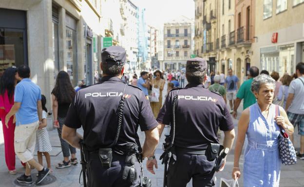 Agentes de la Policía Nacional patrullan por el centro de la ciudad.