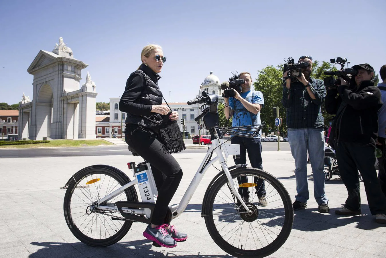 23.05.15 La aspirante del PP a la Comunidad, Cristina Cifuentes, da un paseo en bicicleta por el parque de Madrid Rio durante la jornada de reflexión de las elecciones locales del 24 de mayo.