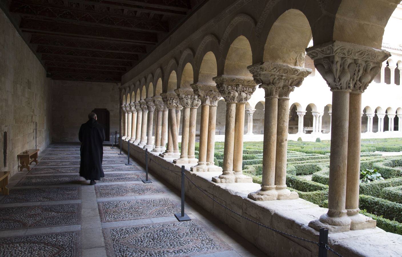 Monasterio de Santo Domingo de Silos (Burgos). En el Siglo X, con la repoblación, el Monasterio se convierte en uno de los más destacados de Castilla, con las gracias concedidas por el Conde Fernán González, al permitirle superar las agresiones de Almanzor. Gracias al Abad Santo Domingo, el monasterio prosperó y permitió lo mismo en la población a su amparo, recibiendo así, el lugar, el nombre de su gran impulsor.