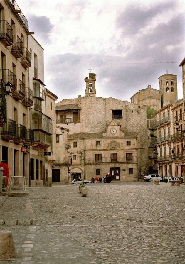 Sepúldeva (Segovia). Fue en su día, la "Villa de las Siete Puertas", por las que daba paso entre su muralla fortificada y castillo (del cual actualmente sólo se conservan los tres torreones que se pueden ver desde la plaza).