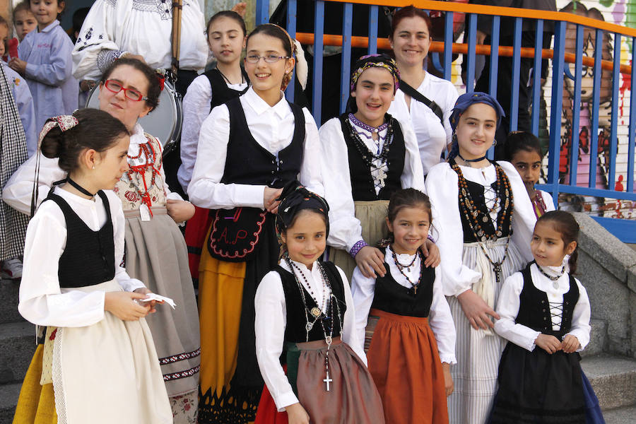 Fotos: Libros y danzas en el colegio Tello Téllez