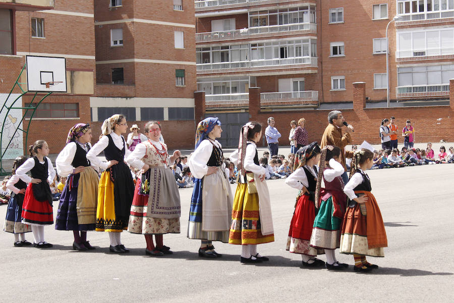 Fotos: Libros y danzas en el colegio Tello Téllez