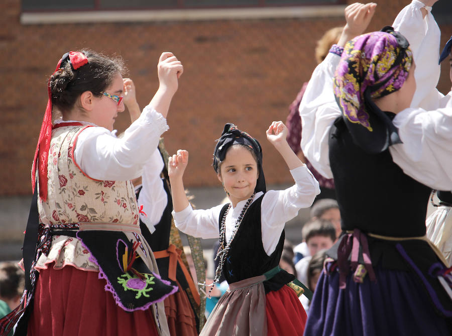 Fotos: Libros y danzas en el colegio Tello Téllez