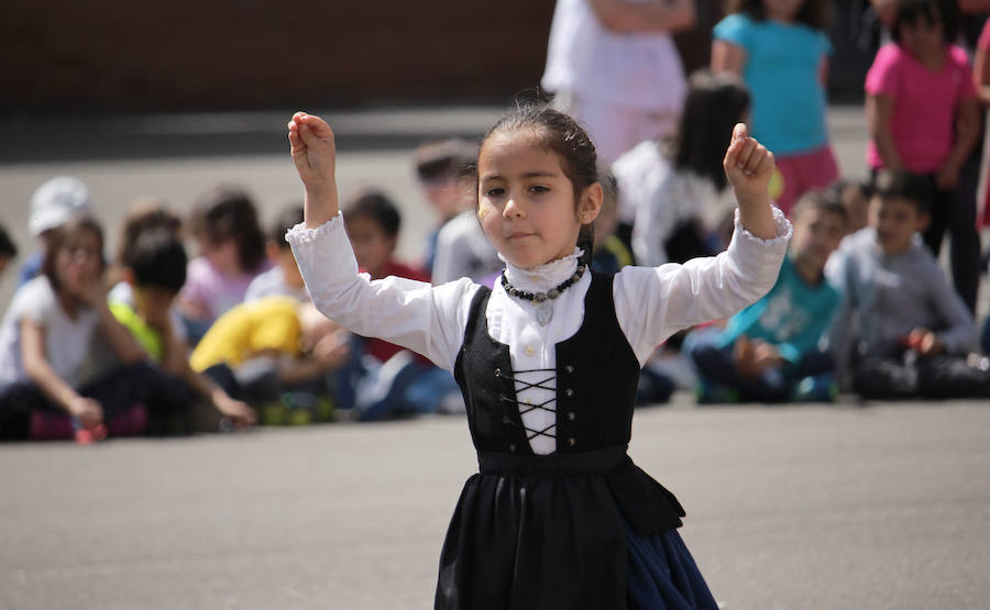 Fotos: Libros y danzas en el colegio Tello Téllez