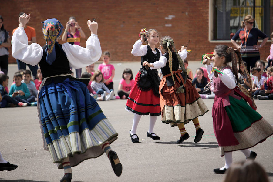 Fotos: Libros y danzas en el colegio Tello Téllez