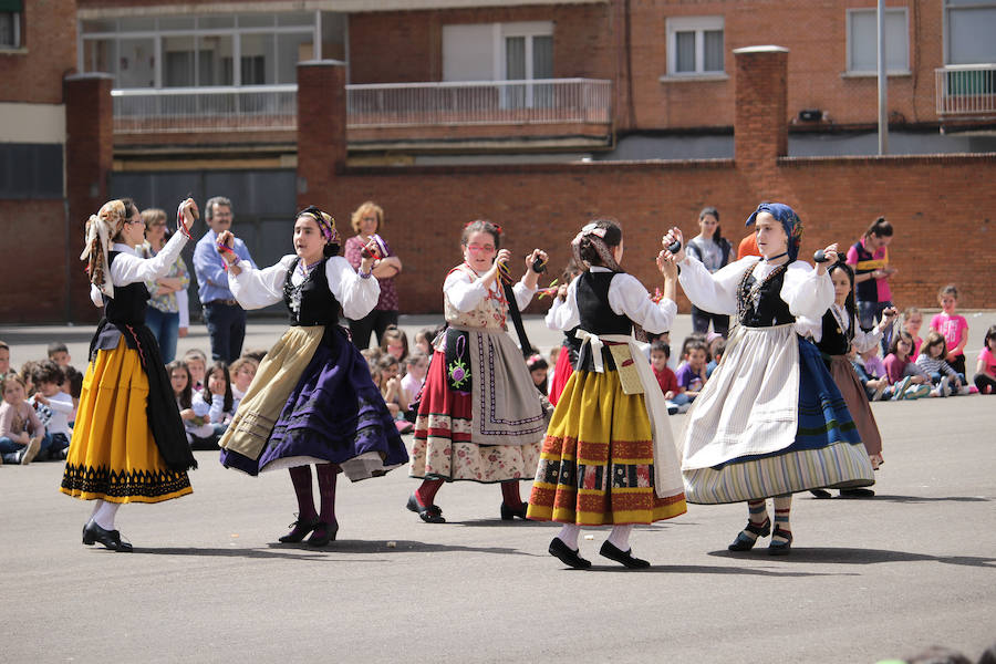 Fotos: Libros y danzas en el colegio Tello Téllez