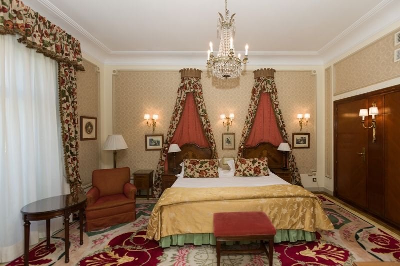 Ansorena y la casa francesa Piasa realizarán la venta de 1500 lotes, piezas del hotel Ritz Madrid: candelabros de cristal, mesas, sillas, espejos, grabados, doseles, un fragmento de la historia de Madrid que podrán verse del 4 al 6 de mayo en la Fundación Carlos de Amberes, donde tendrá lugar su exposición unos días antes de la puja