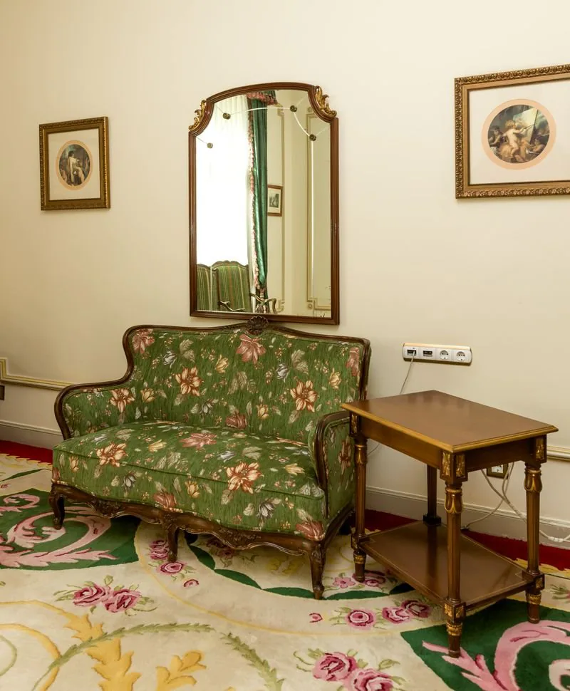 Ansorena y la casa francesa Piasa realizarán la venta de 1500 lotes, piezas del hotel Ritz Madrid: candelabros de cristal, mesas, sillas, espejos, grabados, doseles, un fragmento de la historia de Madrid que podrán verse del 4 al 6 de mayo en la Fundación Carlos de Amberes, donde tendrá lugar su exposición unos días antes de la puja