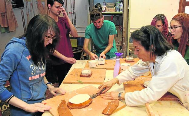 Participantes en uno de los talleres de cerámica. 
