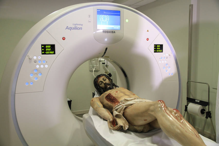 Fotos: Un cristo yacente se somete a un tac