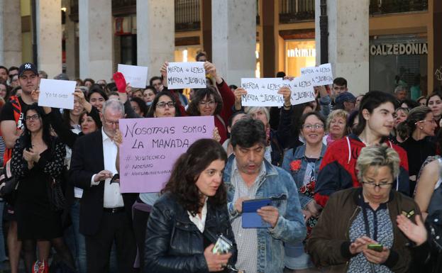 Manifestantes alzando algunas de las pancartas en contra de la sentencia. 