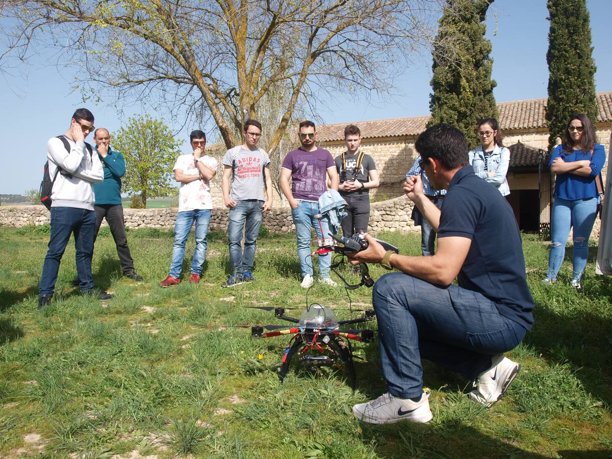 Fotos: Alumnos y profesores del IES La Merced de Valladolid participan en un proyecto de fotogrametría en la ermita del Villar en Gallegos de Hornija