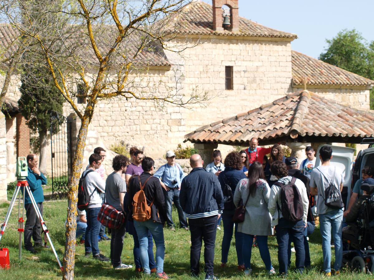 Fotos: Alumnos y profesores del IES La Merced de Valladolid participan en un proyecto de fotogrametría en la ermita del Villar en Gallegos de Hornija