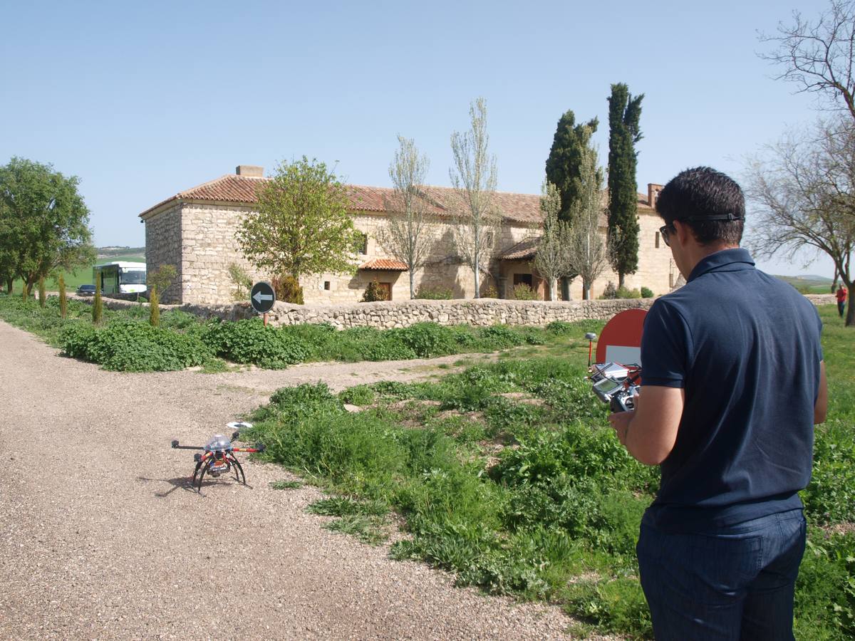 Fotos: Alumnos y profesores del IES La Merced de Valladolid participan en un proyecto de fotogrametría en la ermita del Villar en Gallegos de Hornija