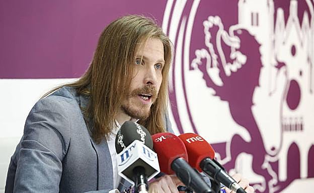 Pablo Fernández comparece ante los periodistas.