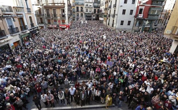 Miles de personas, concentradas frente al Ayuntamiento de Pamplona.
