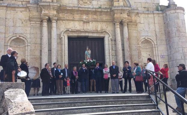 Vecinos y autoridades frente a la iglesia de San Miguel al volver de la romería del Villar.