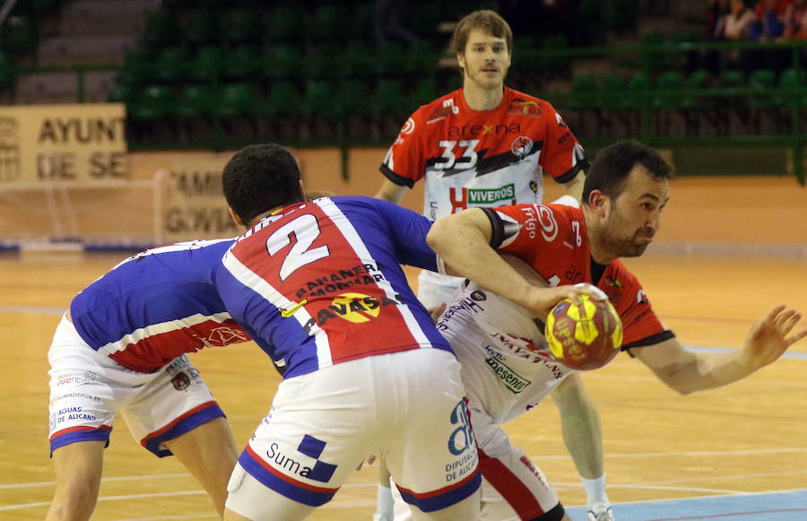 Carlos Villagrán trata de marcharse de un jugador del Agustinos Alicante durante el encuentro de la primera vuelta.