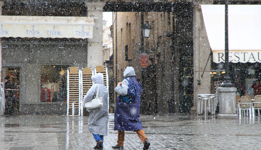 Fotos: Vuelve la nieve a Segovia
