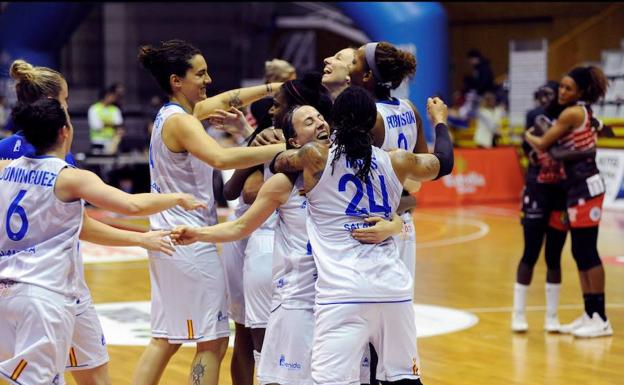 Las jugadora de Avenida celebran el título al final del partido. 