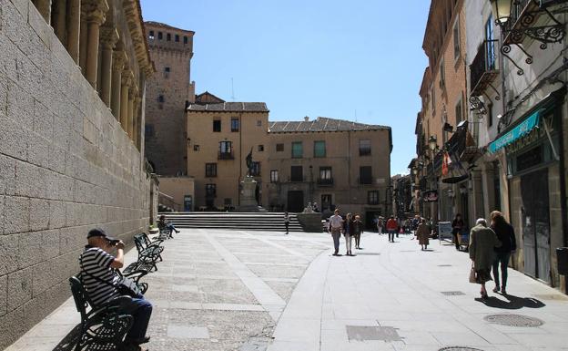 Bancos de hierro delante de la iglesia de San Martín. 