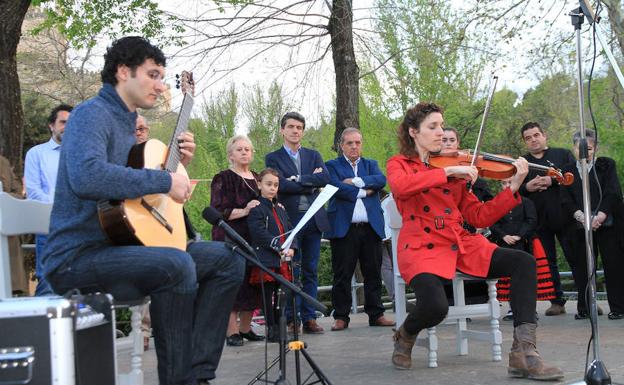 Noelia Gómez y su esposo, Alfonso Aguirre, interpretan una pieza tras el pregón. 