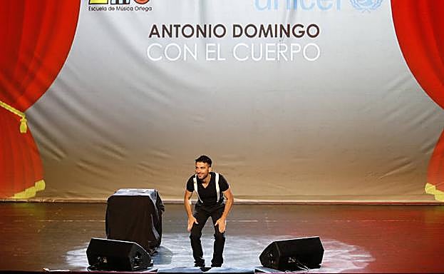 Antonio Domingo, durante en el espectáculo en el teatro Ortega.
