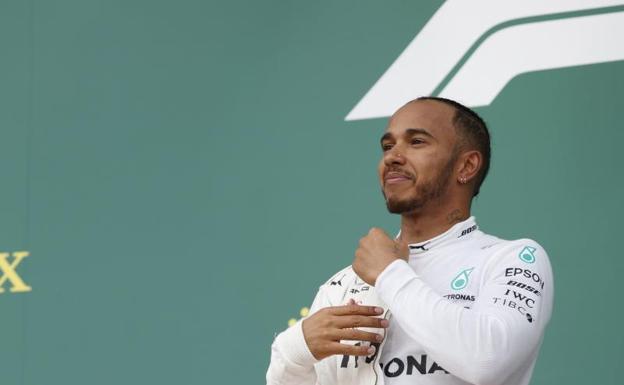 Lewis Hamilton, en lo más alto del podio en Bakú. 