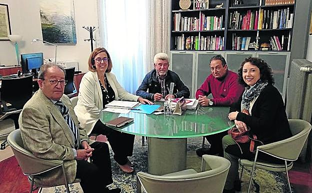 Ángeles Armisén, segunda por la izquierda, en la reunión con la corporación de Villamediana.