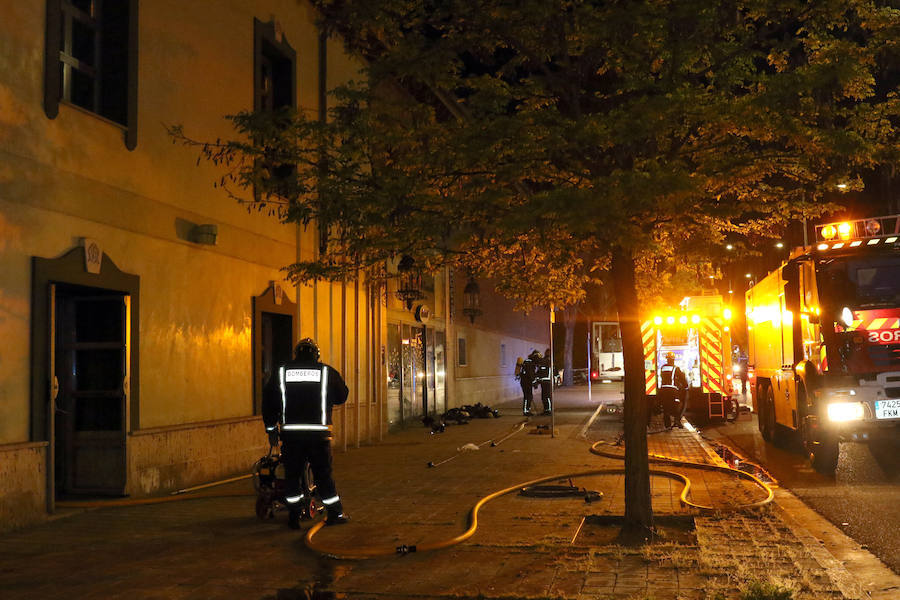 Dos incendios leves perturbaron la tarde del sábado en Valladolid. Los bomberos se tuvieron que desplazar a la calle Cascajares, donde la campana de una haburguesería se prendió. Dos horas después el conato de fuego tuvo lugar en el antiguo hotel Marqués de la Ensenada.
