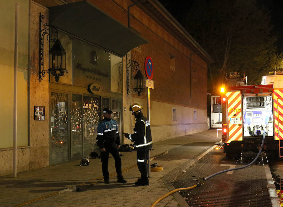 Dos incendios leves perturbaron la tarde del sábado en Valladolid. Los bomberos se tuvieron que desplazar a la calle Cascajares, donde la campana de una haburguesería se prendió. Dos horas después el conato de fuego tuvo lugar en el antiguo hotel Marqués de la Ensenada.