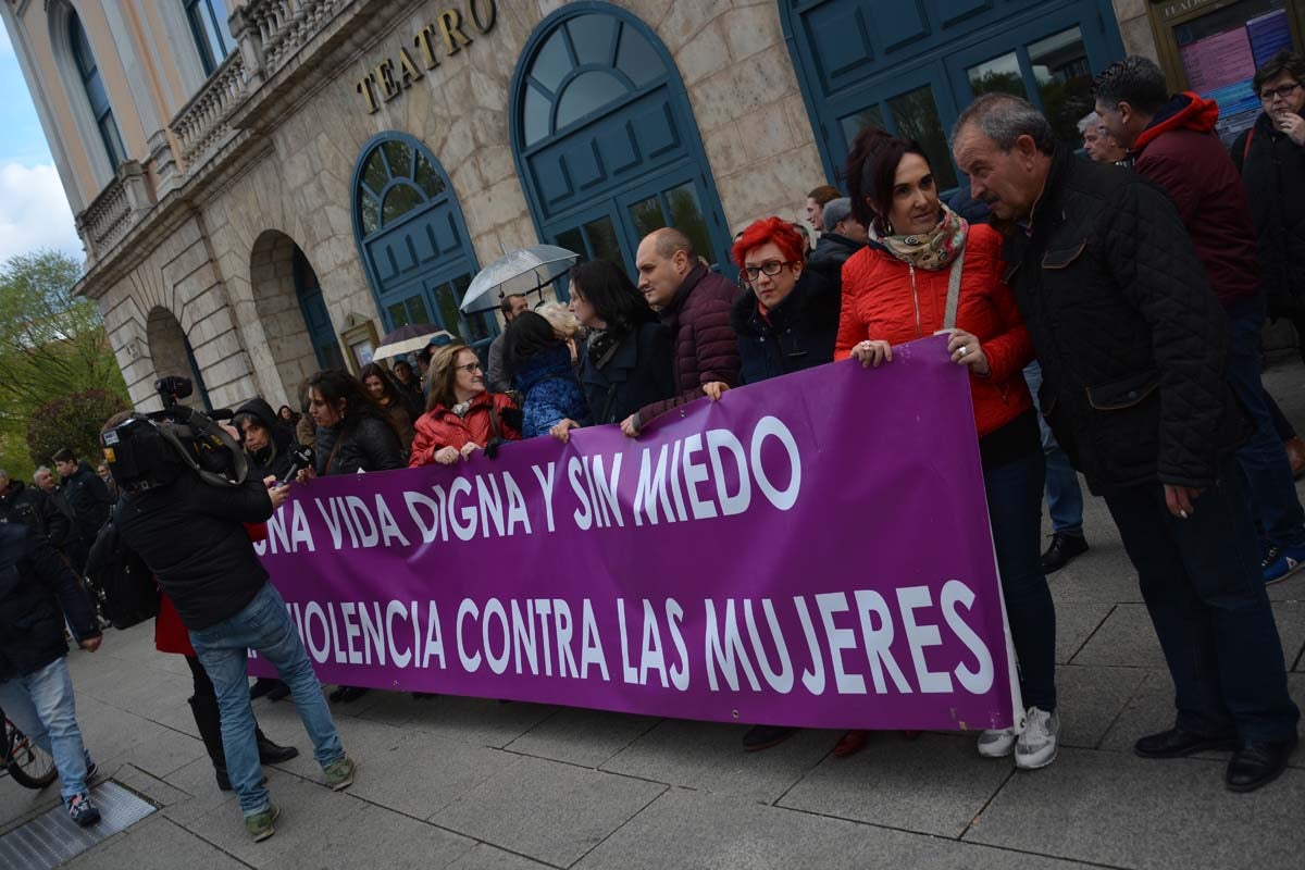 Miles de personas marchan por las calles de Burgos para mostrar su condena unánime ante el asesinato machista de Silvia Plaza.