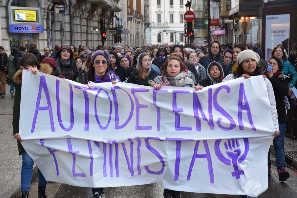 Miles de personas marchan por las calles de Burgos para mostrar su condena unánime ante el asesinato machista de Silvia Plaza.