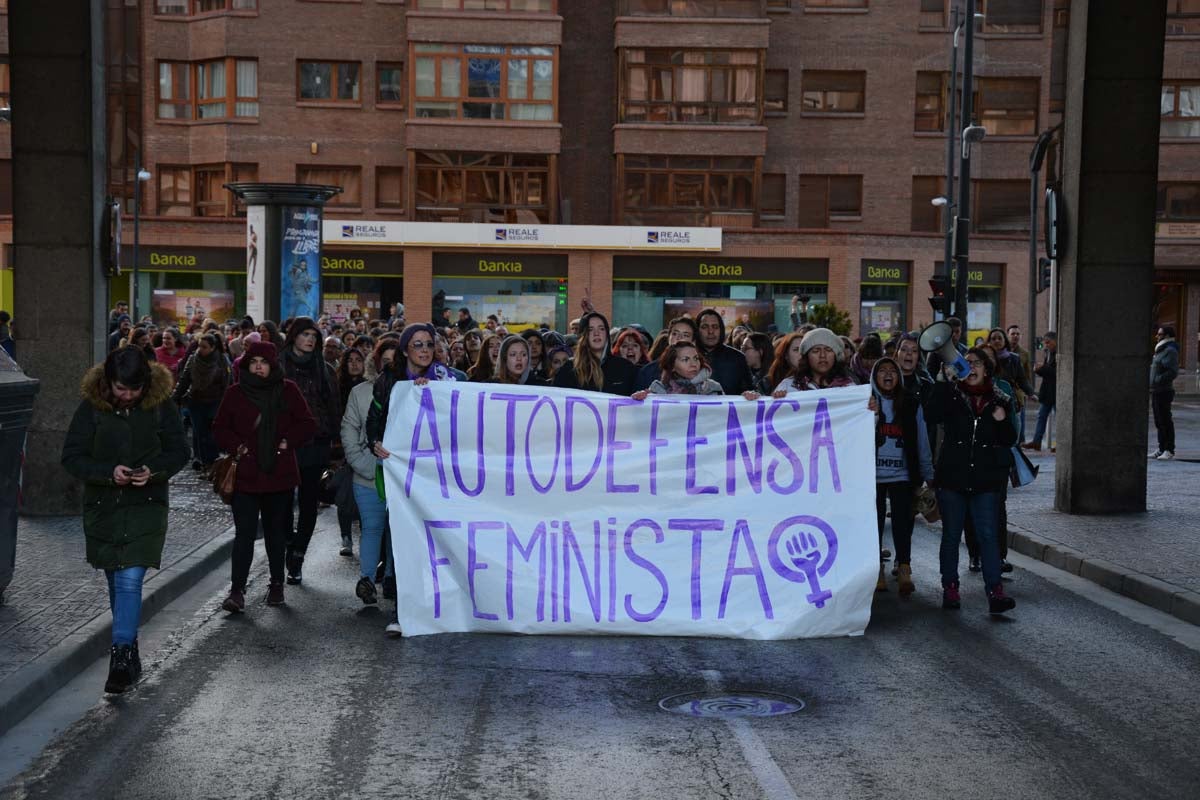 Miles de personas marchan por las calles de Burgos para mostrar su condena unánime ante el asesinato machista de Silvia Plaza.