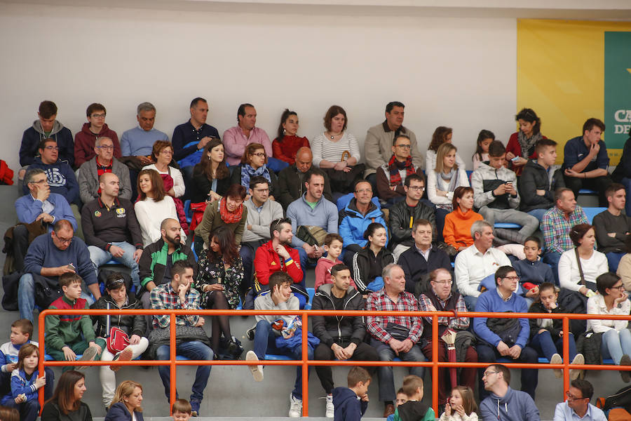 El pabellón de La Alamedilla de la capital charra acoge un partido solidario para ayudar a este estudiante que sufrió una agresión y tiene un daño cerebral