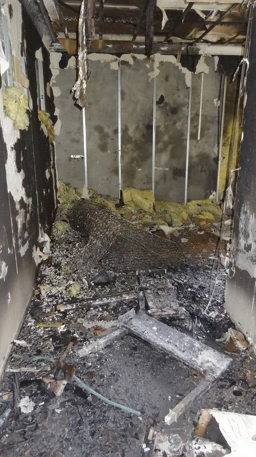 El fuego arrasó pasadas las nueve de la noche del sábado una de las pocas habitaciones que aún conservaban parte del mobiliario del desvalijado hotel, por cuya ventana llegaron a asomarse las llamas