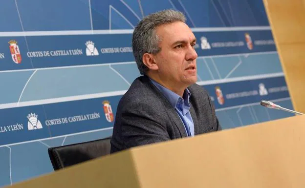Javier Izquierdo, durante la rueda de prensa en las Cortes. 