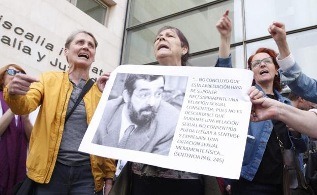 Manifestantes sostienen una pancarta con la imagen de Ricardo González.