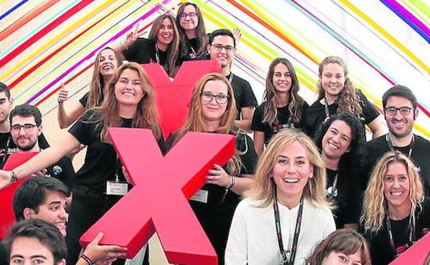 Belén Viloria, de blanco, entre los voluntarios de TEDx.