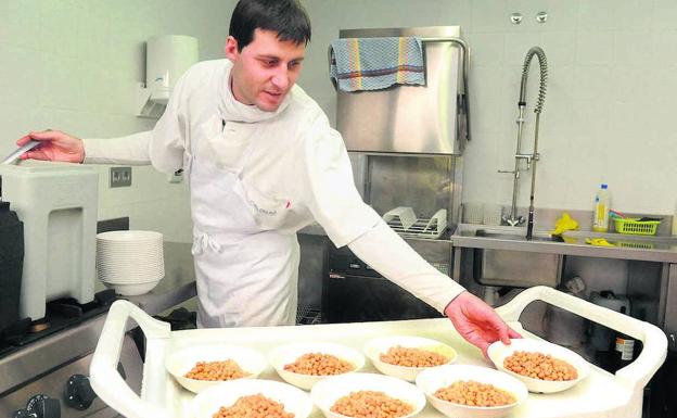 Víctor distribuye la comida para los más pequeños. 