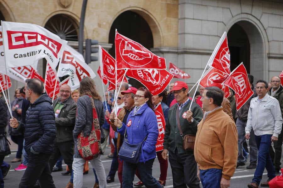 Más de 3.000 personas han recorrido el trayecto desde la Gran Vía hasta la Plaza Mayor reclamando más derechos sociales y bajo la consideración, según los dirigentes sindicales provinciales, de que hay «motivos para más movilizaciones»