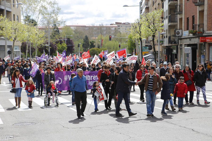 Más de 3.000 personas han recorrido el trayecto desde la Gran Vía hasta la Plaza Mayor reclamando más derechos sociales y bajo la consideración, según los dirigentes sindicales provinciales, de que hay «motivos para más movilizaciones»