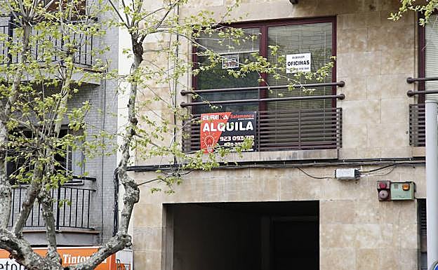 Uno de los anuncios de alquiler que se pueden ver a diario por las calles de la capital salmantina. 