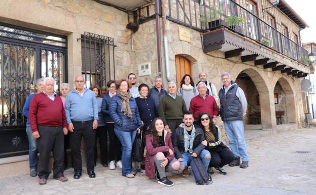 Alumnos de la Universidad junto a los mayores de Herguijuela de la Sierra. 